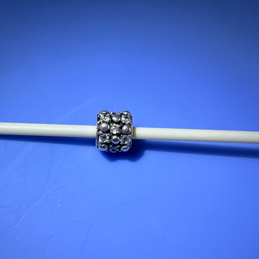 Chamilia retired Gleaming Splendor Sterling silver charm with clear CZ stones.